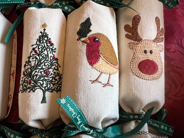 3 cracker close up tree robin Rudolph